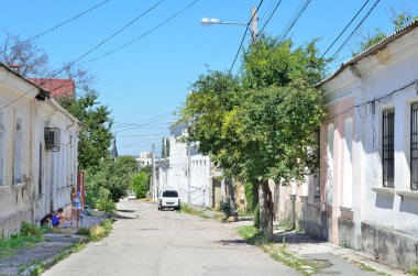Simferopol, Kırım'da, Temmuz, 14, 2016. Simferopol tarihi merkezi eski sokak Volodarskogo