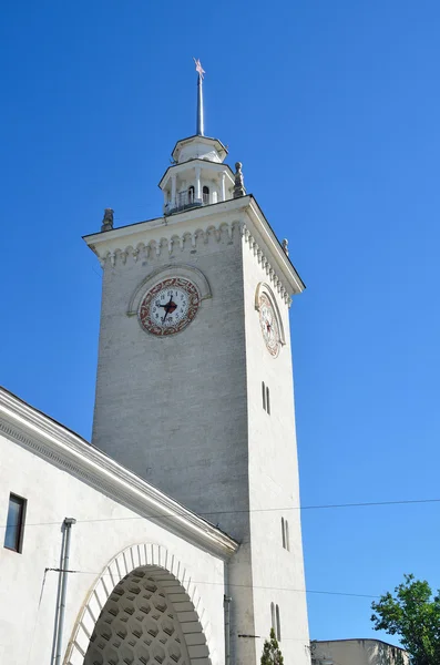 Simferopol, Crimea, 15 de julio de 2016. La torre del reloj de la estación de tren en Simferopol —  Fotos de Stock