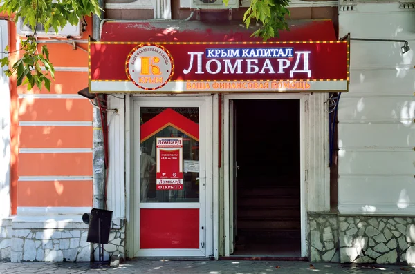 Simferopol, Kırım'da, Temmuz, 14, 2016. Lombard "sermaye Kırım" Simferopol girişinde — Stok fotoğraf