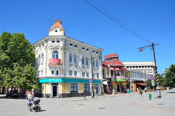 Simferopol, Kırım'da, Temmuz, 14, 2016. Simferopol Karl Marx sokakta yürüyen insanlar — Stok fotoğraf