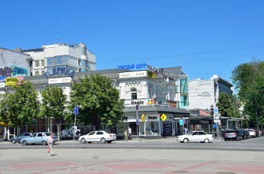 Simferopol, Kırım'da, Temmuz, 14, 2016. Kirov Avenue yürüyüş insanlar