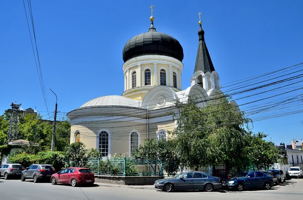 Simferopol, Crimeia, 14 de julho de 2016. Carros perto da Catedral de Pedro e Paulo em Simferopol, Crimeia — Fotografia de Stock