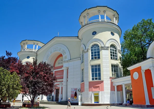 Symferopol, Krym, 14 lipca 2016 roku. Samochody w pobliżu Symferopol kino w Symferopolu — Zdjęcie stockowe