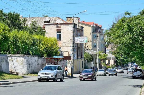 Simferopol, Crimea, 14 de julio de 2016.Muchos coches en la calle Lenin — Foto de Stock