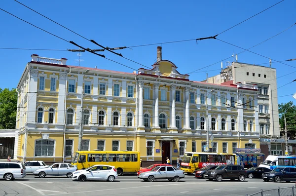 Simferopol, Crimeia, 14 de julho de 2016. O edifício do final do século XIX na Avenida Kirov, 51. Agora há sociedade anónima "Chernomorneftegaz " — Fotografia de Stock