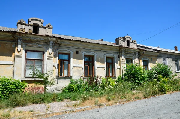 Simferopol, Crimeia, 14 de julho de 2016. Casa velha na rua Studencheskaya no centro histórico de Simferopol — Fotografia de Stock