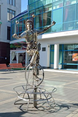 Simferopol, Kırım'da, Temmuz, 14, 2016. Dönen soytarı Circus adlı Simferopol durumu Tezikov, Crimea tarafından önce Anıtı