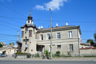 Simferopol, Kırım'da, Temmuz, 14, 2016. St. Luka (Voino-Yasenetsky) Başpiskoposu Kırım ve Simferopol chapel yakınındaki arabalar