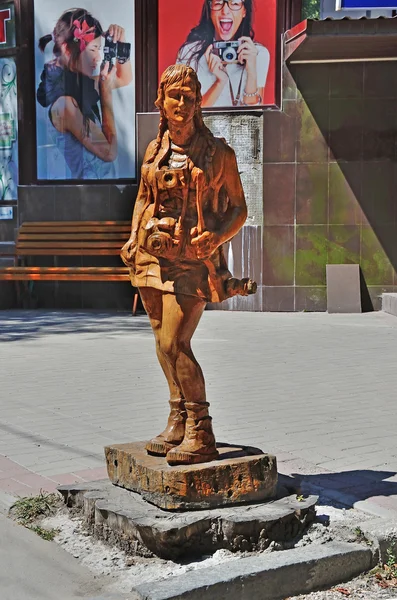 Simferopol, Crimea, July, 15, 2016. Wooden monument to the photographer near the shop "Paparazzi" in Simferopol, Republic of Crimea — Stock Photo, Image