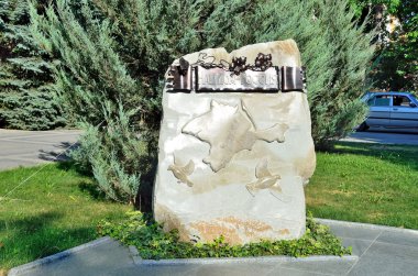 Simferopol, Kırım'da, Temmuz, 14, 2016. Anıt taş Simferopol Mahallesi Merkez Konseyi önünde Gorki sokakta