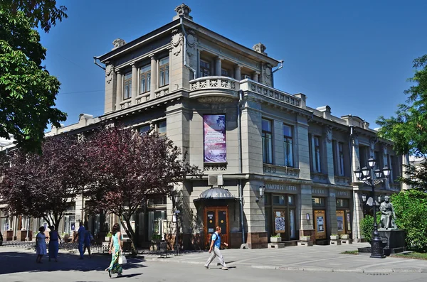 Simferopol, Crimeia, 15 de julho de 2016. Pessoas que caminham perto do teatro de drama acadêmico da Crimeia de M. Gorky em Simferopol — Fotografia de Stock