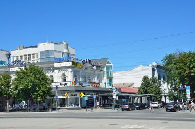 Simferopol, Kırım'da, Temmuz, 14, 2016. Kirov Avenue yürüyüş insanlar