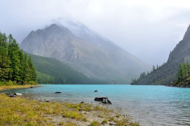 Büyük Shavlinskoe Gölü yaz, sabah, Altay Dağları sisli