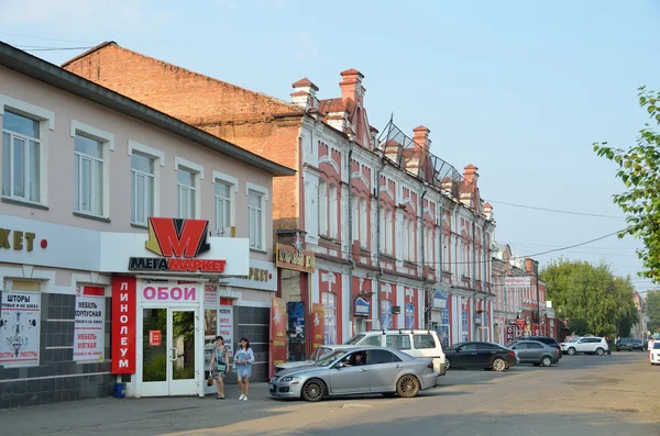 Барнаул, Росія, 17 серпня 2016. жінок ходьба поблизу житлового будинку початку 20-го століття на вулиці Толстого, пам'ятка архітектури — стокове фото