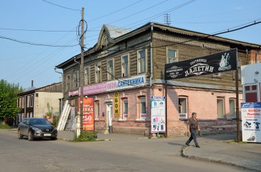 Barnaul, Rusya, Ağustos, 17, 2016. Eski ahşap evin yakınına Barnaul Lev Tolstoy, sokakta yürüyen adam