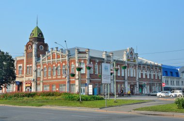 Barnaul, Rusya, Ağustos, 17, 2016. Arabalar Barnaul şehir Duma Binası yakınındaki 1914-1916 yıl inşaat vardır.