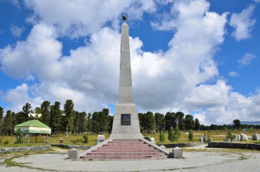 Seminsky pass, Altay Cumhuriyeti, Rusya, Ağustos, 18, 2016. Altay Cumhuriyeti Seminsky geçişte Rusya için katılım 200 yıldönümü onuruna bir stel