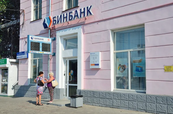 Barnaul, Russia, August, 17, 2016. Older women talking near the office of `Binbank` in Barnaul, Avenue of Builders — Stock Photo, Image