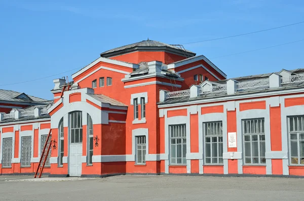 바르나울, 러시아, 8 월 17, 2016. 아무도, 여름에 바르나울에서 역의 건물 오래 된 — 스톡 사진
