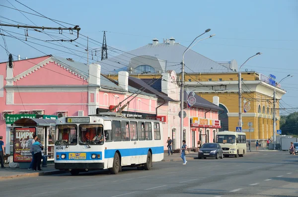 Barnaul, Russia, August, 17, 2016. People are near the bus of the 1-th route at the bus stop on Lenin Avenue in Barnaul — Stock Photo, Image