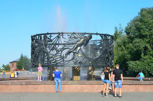 Barnaul, Russia, August, 30, 2016. People walking near the fountain "Space" in Barnaul — Stock Photo, Image