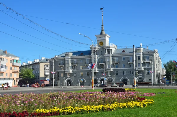 Barnaul, Rusia, 30 de agosto de 2016. "La casa bajo la aguja" en la plaza de octubre en Barnaul, Altai Krai, Rusia — Foto de Stock
