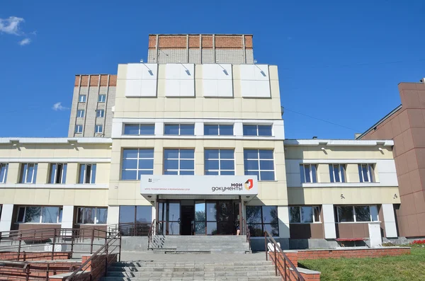 Barnaul, Rusya, Ağustos, 30, 2016. Kimse, arabalar çok fonksiyonlu Barmaul (Mfc) merkezinde yakın