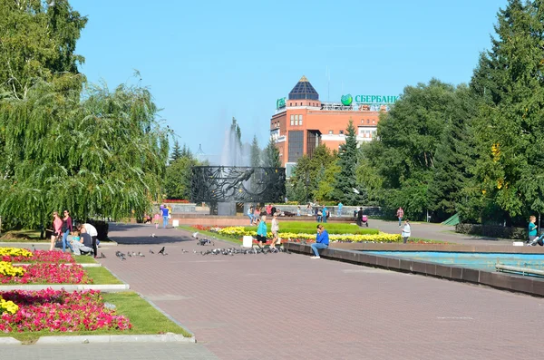 Barnaul, Rusko, 30 srpna 2016. Lidí, kteří jdou poblíž fountain "Prostor", ve městě Barnaul — Stock fotografie