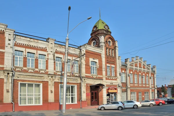 Barnaul, Rusko, 17 srpna 2016. Auta jsou v blízkosti budovy města Barnaul Dumy let 1914-1916 stavby — Stock fotografie