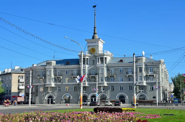 Barnaul, Rusko, 30 srpna 2016. "Dům pod věž" na náměstí října v Barnaul, Altaj Krai, Rusko — Stock fotografie