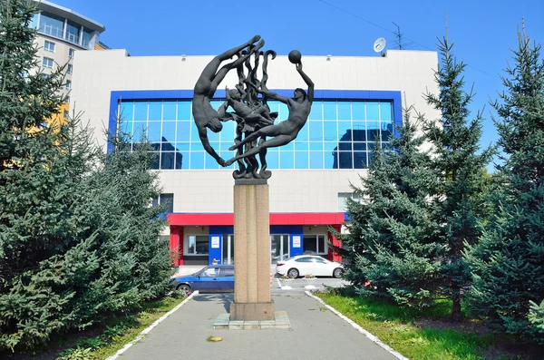 Barnaoel, Rusland, augustus, 17, 2016. De sculptuur voor de fitnesscenter "Avrora" op theavenue van bouwers in Barnaoel — Stockfoto