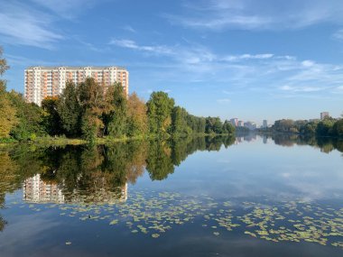 - Rusya. Sonbaharda Pekhorka nehri. Moskova bölgesi, Balashikha şehri.