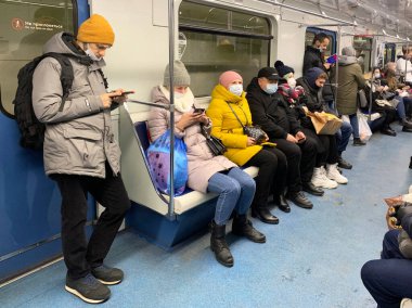 Moskova, Rusya, Meclis Üyesi, 13. 2020 yılı. Coronavirüs salgını sırasında metro vagonunda maskeli yolcular. Rusya, Moskova