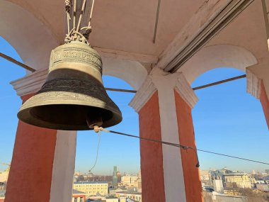 Kadashi 'deki İsa' nın Dirilişi Kilisesi 'nin çan kulesinde açık bir günde, Moskova, Rusya