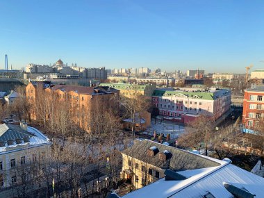 Moskova, Rusya, Aralık 06. 2020 yılı. Kadashy 'deki İsa' nın dirilişi kilisesinin çan kulesinden Moskova 'nın görüntüsü açık bir günde