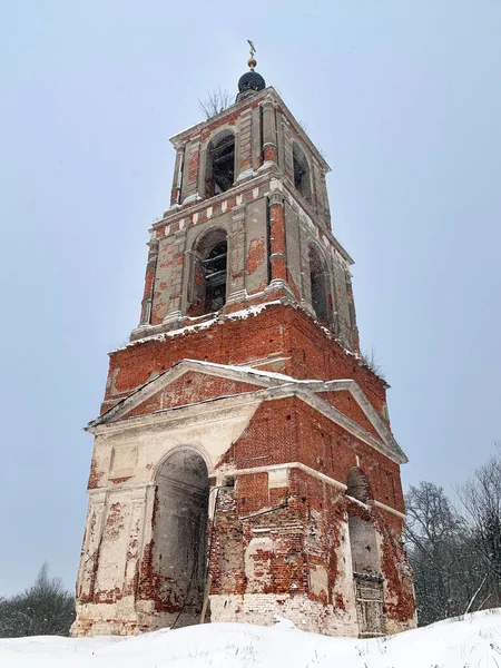 在一场大雪中 圣尼古拉斯Argunovsky教堂被毁的钟楼 俄罗斯 Vladimir地区 — 图库照片