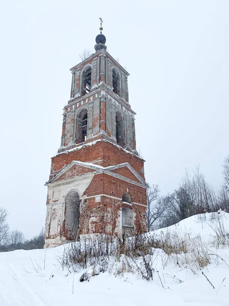 在一场大雪中 圣尼古拉斯Argunovsky教堂被毁的钟楼 俄罗斯 Vladimir地区 — 图库照片