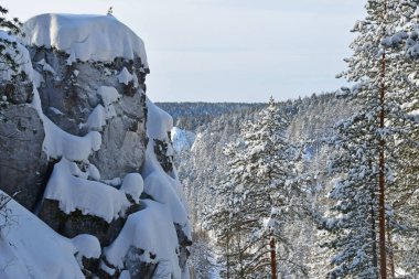 Kışın Ivdel nehrinin sol kıyısındaki kayalar. Rusya, Sverdlovsk bölgesi, Ivdel şehri yakınlarında.