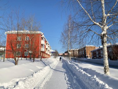 Ivdel, Trosheva Caddesi, güneşli kış gününde. Rusya, Sverdlovsk bölgesi