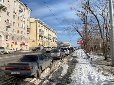 Vladivostok, Rusya, Şubat, 18.2021. Şubat 'ta Vladivostok' taki Svetlanskaya caddesinde kar kaldırımından temizlenmedi