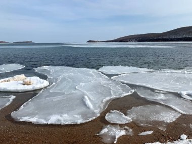 Rus adasının (Russky, Russkiy) kıyısında, güneşli kış günlerinde Shkot adasının önünde. Vladivostok, Rusya