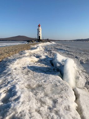 Vladivostok. Egersheld Deniz feneri (1876), güneşli bir günde Shkota yarımadası-Tokarevskaya koshka 'nın ucunda.