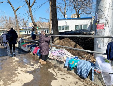 Vladivostok, Rusya, Mart, 12, 2021 Vladivostok, baharda Sportivnaya Caddesi 'nde izinsiz ticaret