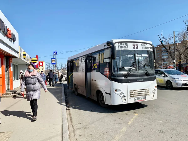 Vladivostok Russia March 2021 People Next Route Bus Vladivostok — Stock Photo, Image