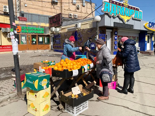 Vladivostok Rusia Marzo 2021 Comercio Frutas Calle Vladivostok Primavera —  Fotos de Stock