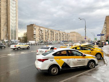 Moskova, Rusya, Nisan 23, 2021 Mira Bulvarı 'ndaki metro istasyonu 