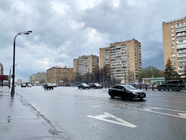 Moskova, Rusya, 23 Nisan 2021. İlkbaharda metro istasyonu 
