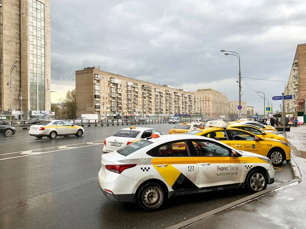 Москва Россия 2021 Такси Припарковано Проспекте Мира Возле Станции Метро — стоковое фото
