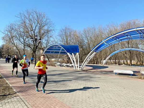 Balashikha Moscow Region Russia April 2021 运动员们在 Zarechnaya 公园的早上慢跑 莫斯科地区 — 图库照片
