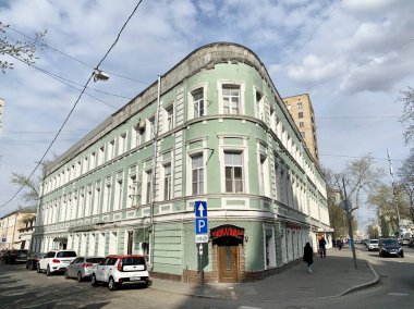 Moskova, Rusya, 19 Nisan 2021. Arabalar 19. yüzyılın ortalarında Novaya Basmannaya caddesinde, Moskova 'da 13 / 2 numaralı binada park halinde.